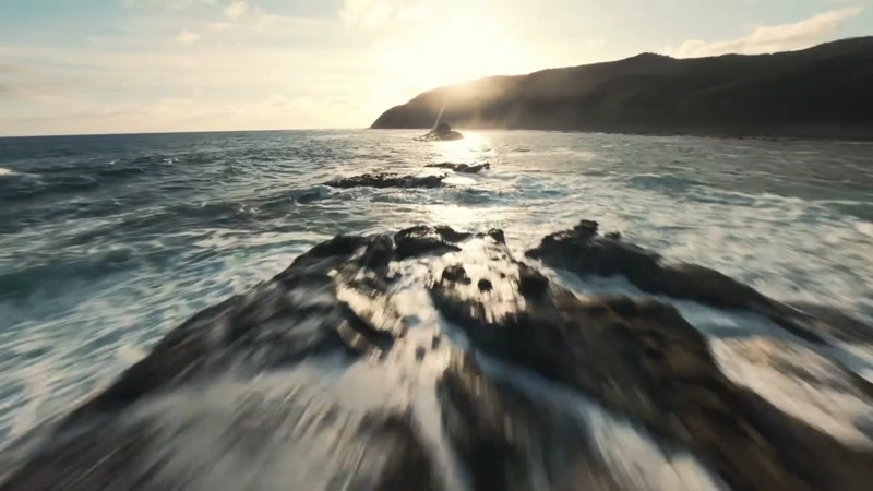 乘风俯瞰蔚蓝海面